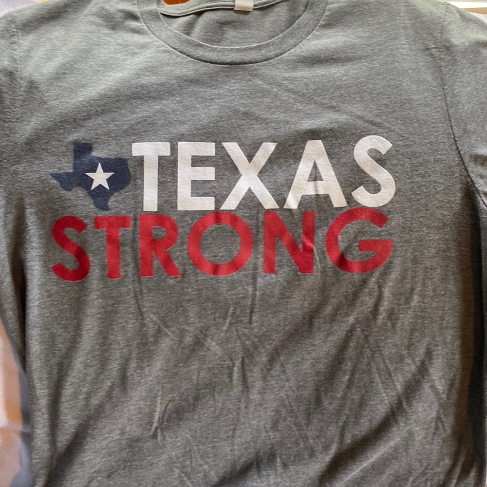 Canvas MEDIUM Gray tee with Texas Strong